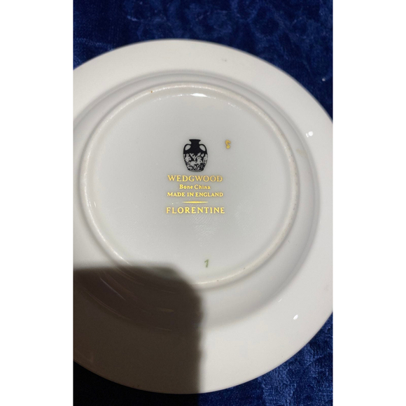 Wedgwood China, Florentine Black W/ Gold Trim 3 Holder Round Ash Tray, - Picture 5 of 5